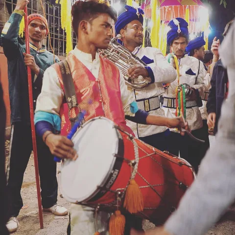 घूरते क्या हो भाई?

#varanasi #india #banaras #kashi #banarasi #travel #varanasidiaries #uttarpradesh #photography #bena