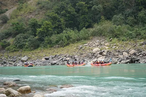 The came #rafting down the #Ganga #river, one after the other

#uttarakhandheaven #uttarakhand #travelphotography #trave