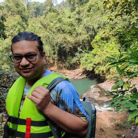 We went splashing in the Sanvordem waterfall today. Much fun, jumping into the cold water, and being chased by fishies t