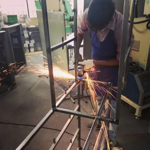 We are in the final stages. The bed and storage #metalwork #weld and #grind is done. Onwards to #powdercoating.

#vanlif
