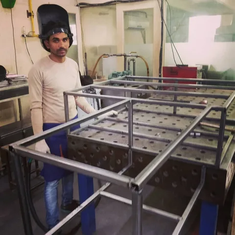 We are in the final stages. The bed and storage #metalwork #weld and #grind is done. Onwards to #powdercoating.

#vanlif