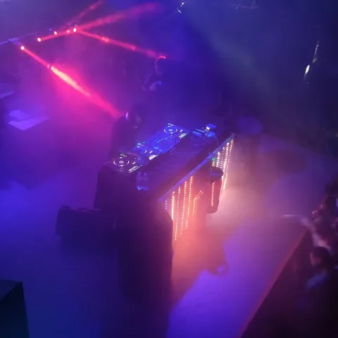 There's only one word to describe the #EDM scene in #SF. Lame. People will head bang to anything here. 
#Goa 🎸 🎶 🤘🏽