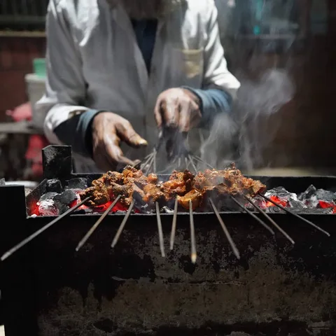 #barbecue #grill #seekh #kabab #street #food #streetfood #streetfoodindia #steam #sustainable #slowliving #theartofslowl