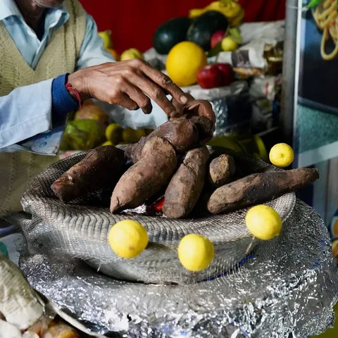 कुछ दिन पहले आपने शकरकंदी देखी थी। आज उसे बनाने वाले से मिलिए। 🍠

#sweetpotato #street #food #streetfood #streetfoodindi