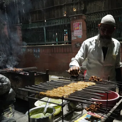 #barbecue #grill #seekh #kabab #street #food #streetfood #streetfoodindia #steam #sustainable #slowliving #theartofslowl