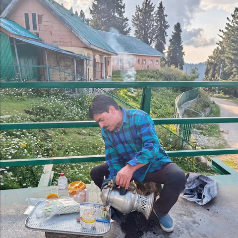 This man's great grandfather was born in Pakistan. So was mine. He makes kahwa; I make computers. But judging from our b