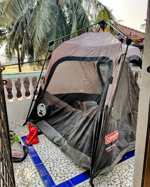 A tent was put up on the terrace at night. For some reason, all six kids huddled into it and slept overnight. In sleepin