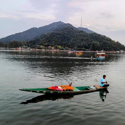Gotta love pics with progression. #lake #flowerman #mountain #sky. And in the center, the chaos of the #city, too far to