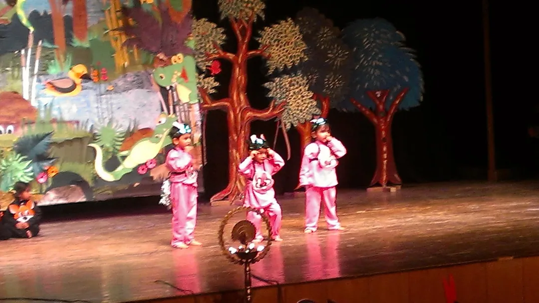 Kavin performing at Panchatantra's Annual Day in spite of his injury.