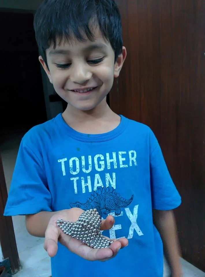 Buckyball shikara.

Weekend timepass for the underemployed...