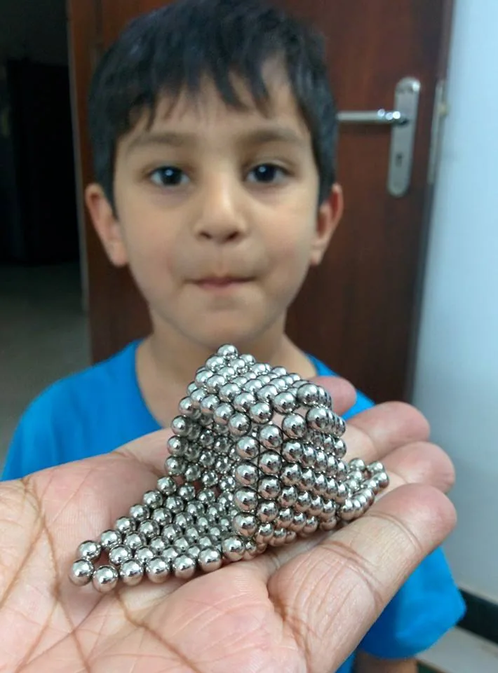 Buckyball shikara.

Weekend timepass for the underemployed...