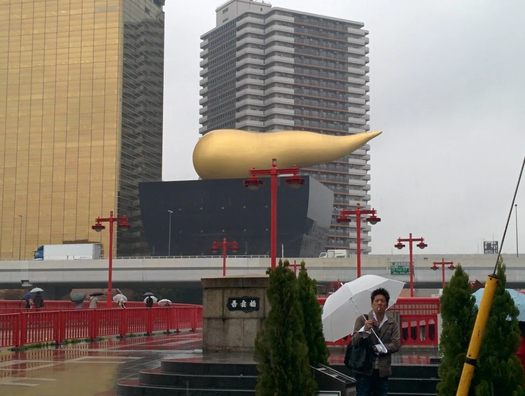Here's something you don't see everyday - a building capped by a very large turd. Japan, you shall be sorely missed.
Loo