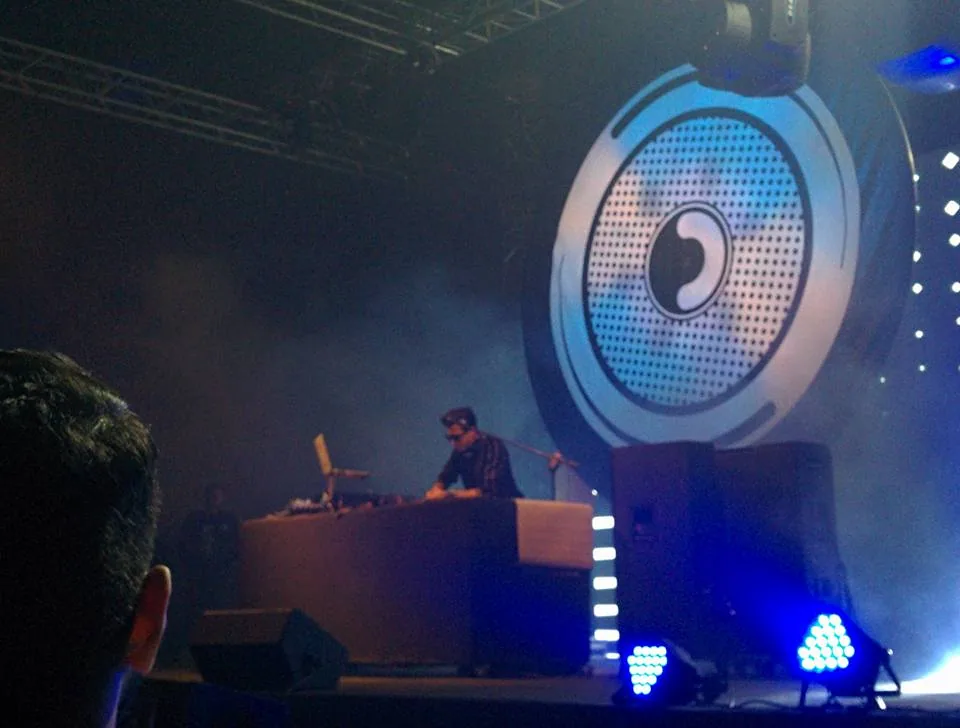 Mark Ronson be like "everybody put your hands up". 

Five people fainted. 

#dontsweatdelhiswinters
