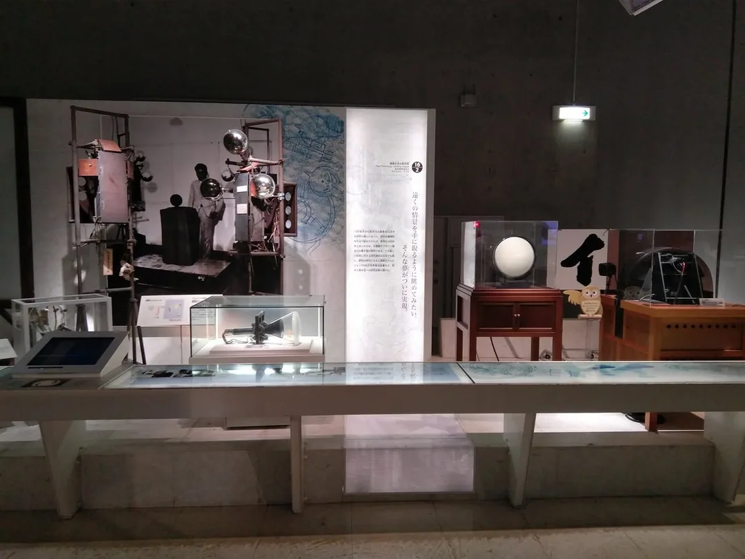 Working demo of an early television broadcasting system. This is an awesome place to learn how electronics and communica