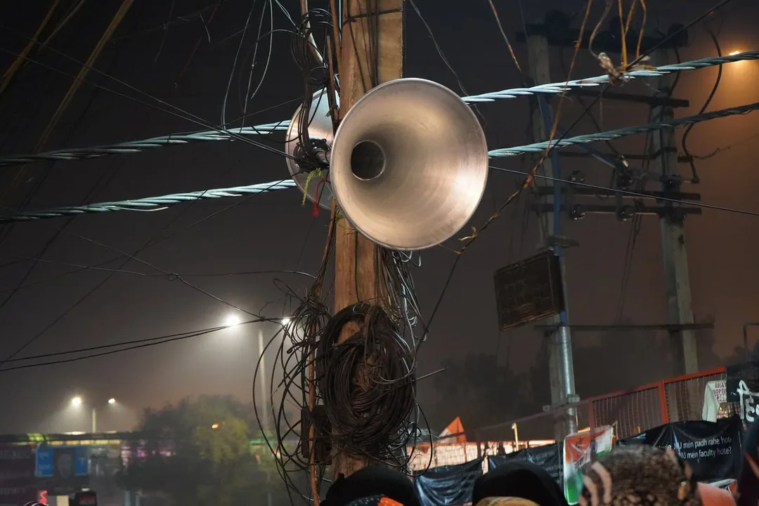 Le à¤­à¥à¤à¤ªà¥à¥¤

The whole place is a microcosm of India, with the mangled cables, the garbage strewn all over (be