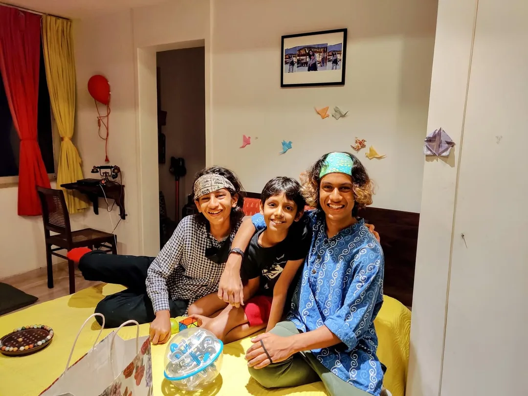 Catching up with friends in Maximum City.

à¤¨à¥à¤µà¥à¤ à¤®à¤¾à¤²à¥ à¤¸à¥ à¤®à¥à¤à¤¬à¤ à¤à¤¾ à¤¨à¤à¤¼à¤¾à¤°à¤¾