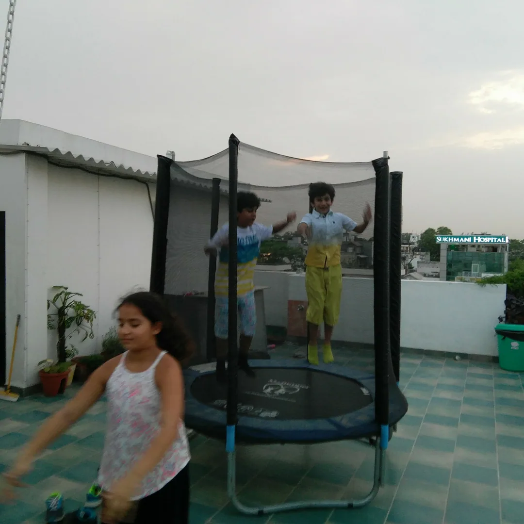 Kids: Dad, we have invented a perpetual motion machine!

Mora: If they hadn't said that in front of me just now, I would