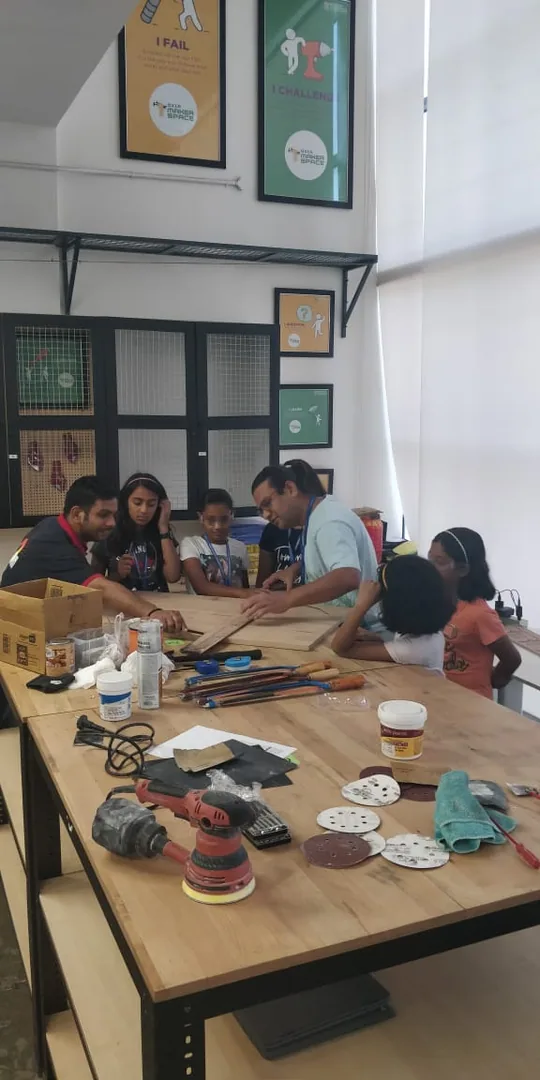 This happened: https://youtu.be/MbpN2pZwmOM . Ramesh is quite the storyteller.

Also, Nora shared more pics, and here th