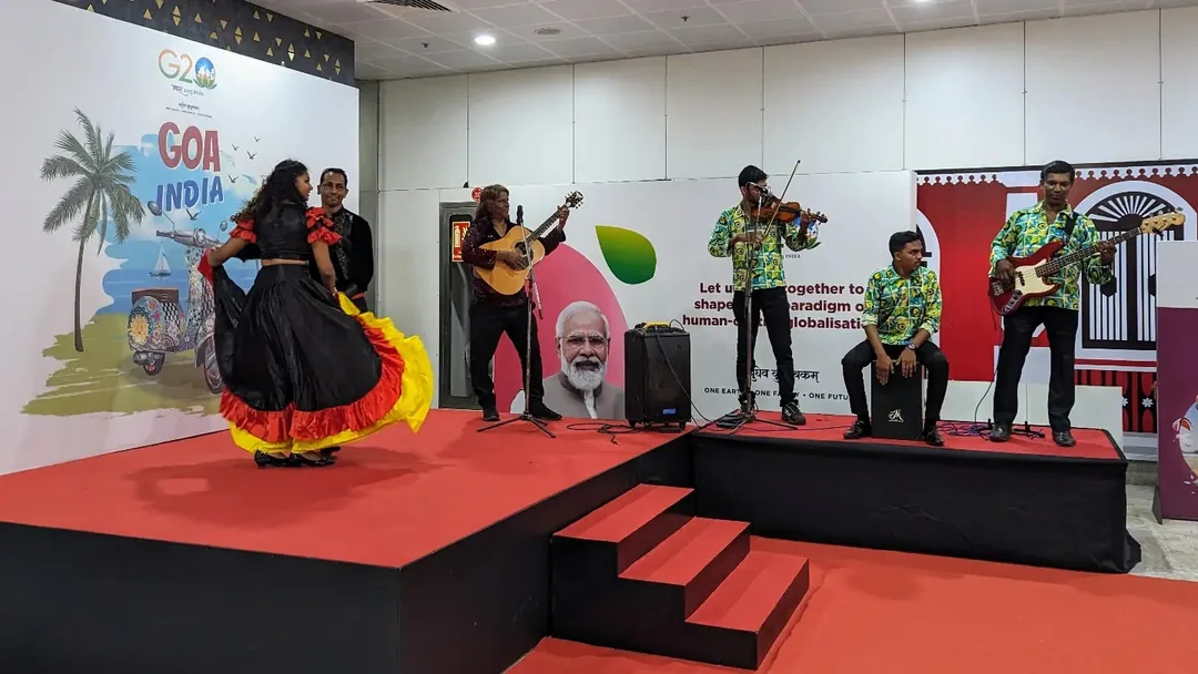 A surprise welcome at the #Goa airport yesterday.

Of course, no picture in India is complete without Modi shining throu